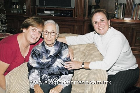 29112009 Doña Irma Franco de Grageda con sus hijas Güera y Elena Grageda.