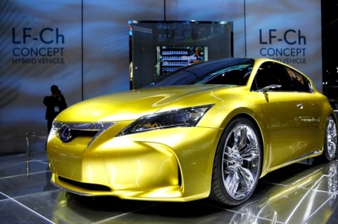 Las marcas domésticas harán su aportación en los autos compactos con la nueva generación de vehículos que integran al tan esperado Ford  Fiesta, el nuevo sedán Chevrolet  Cruze y el MAZDA2, un subcompacto con el que la marca ampliará su línea en Estados Unidos.