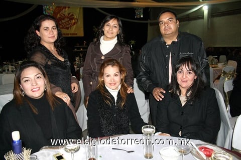 01122009 Gaby Lavín, hermana Rosario Silva Campillo, Dalia Portillo, María Irma, María Irene y Lulú Alderete Ramos y Carlos Antonio Morales.