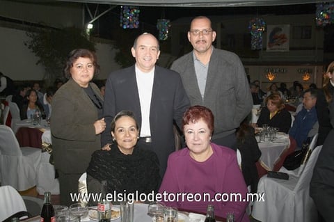 01122009 Disfrutan la velada. Sr. obispo de Gómez Palacio, don José Guadalupe Torres en compañía de Rayito Gámez, Víctor Hugo Rubio, Marisela de Rubio y Coco Valdez.