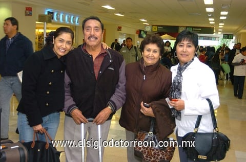 01122009 México. Regresaron de su viaje de placer: Sonia, Luis, Cuquis y Rosa María Mena.