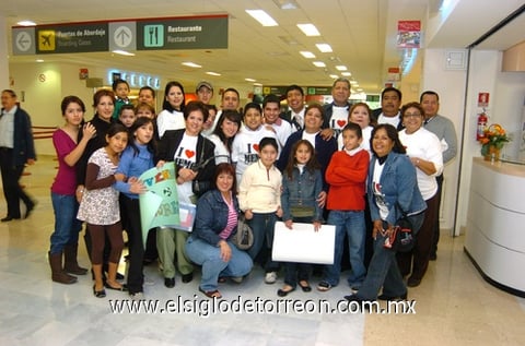 01122009 Puebla. Guillermo Flores fue bienvenido por sus amigos y familiares.