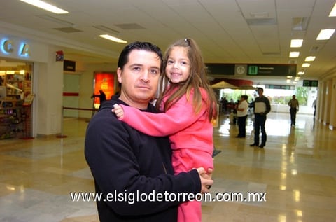 01122009 En espera. Daniel Solís y su hija Danaé Solís en espera de un familiar en el aeropuerto.