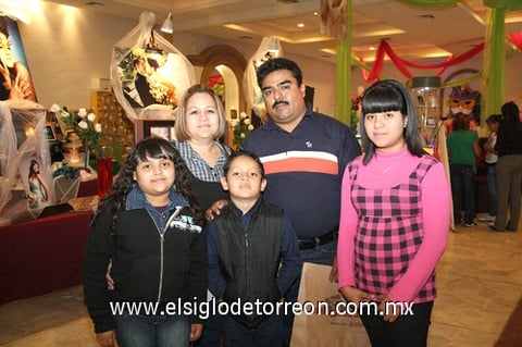 03122009 Ernestina Morales, Fernando Martínez, Karen Martínez, María Fernanda Martínez y Fernando Martínez.