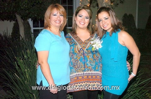 03122009 Pamela Carrillo de López en compañía de las organizadoras de su fiesta de canastilla: Blanca de Carrillo y Cristina Carrillo.