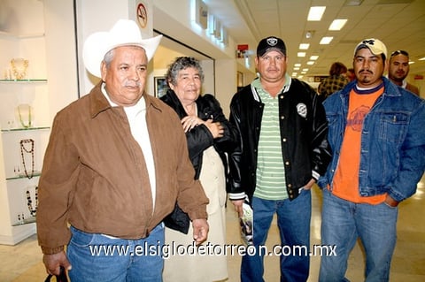 04122009 México. José Gutiérrez fue recibido por Jenaro Carmona y Cirilo García.