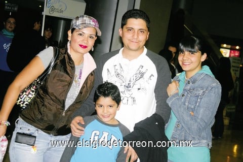 06122009 Susana de López y Roberto López con sus hijos Roberto e Ivonne.