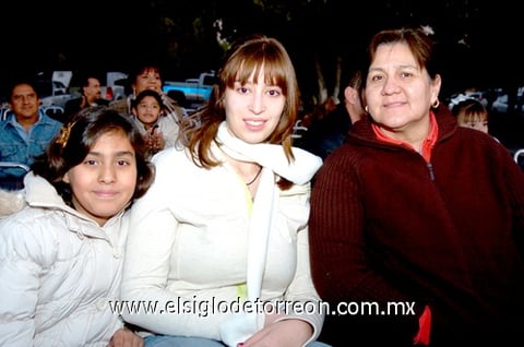 06122009 Contentas. Marijose y Lucía Cristina Fux, y Lupita Campa.