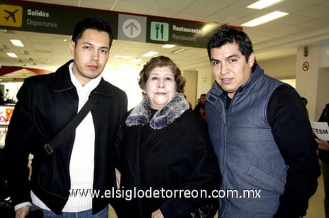 07122009 Michoacán. Ulises Héctor fue recibido por María Guadalupe Adame y Aldo Andrade.