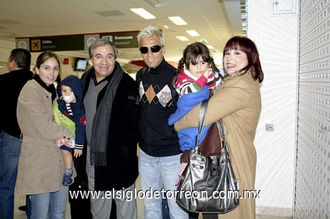 07122009 México. Chelita de Reyes y Joaquin Reyes fueron recibidos por Pedro y María Elena Rivera.