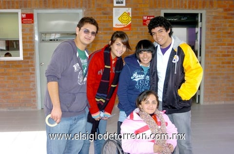 08122009 Nadia Porras, Luis Flores, Crista Segoviano, Cynthia Román y Juan Pablo González.