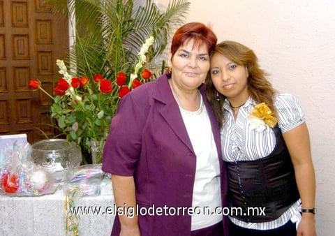 08122009 Carmen Eloísa Adame Páez junto a la organizadora de su fiesta prenupcial: Yuli Tello de Alonso.