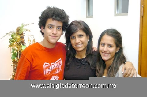 08122009 Andrés, Raquel y Raquel (hija), en alegre posada.