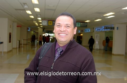 08122009 Chihuahua. Bernardo Centeno emprendió un viaje de negocios.