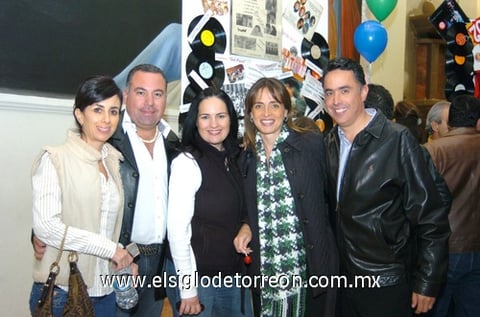 07122009 Disfrutan espectáculo. Eva, Jaime, Ana, Mayte y Memo.