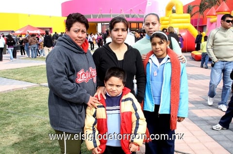 07122009 Josefina Salaices, Miriam López, María Guadalupe  Caldera, Valeria Anaís González y Jared López.