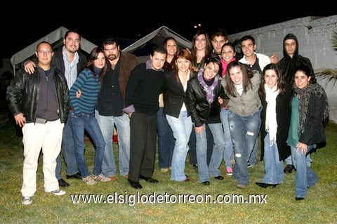 04122009 Sofía Bustos y Sandra Gallardo festejaron sus respectivos cumpleaños y lo hicieron rodeadas por sus amigos y familiaes, en una quinta de la localidad.