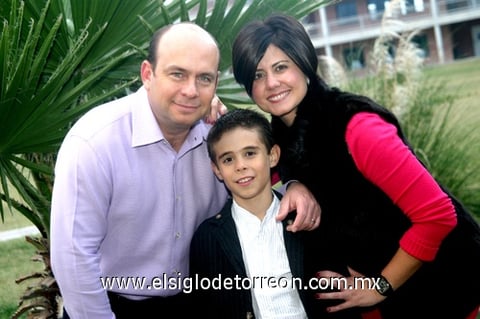 04122009 El festejado con sus papás César de la Garza y Ana Sofía Méndez.