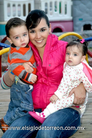 04122009 Anaís Anaya de Piedras con los pequeños Alejandro y Marijose.