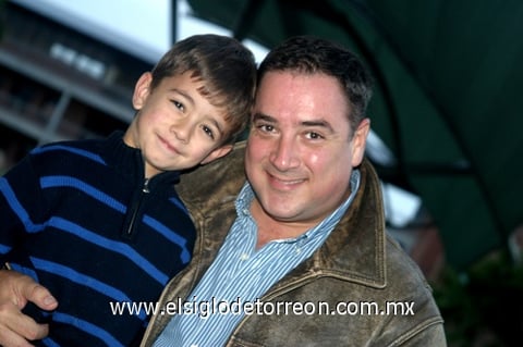 04122009  Fernandito con su papá Fernando Fernández.