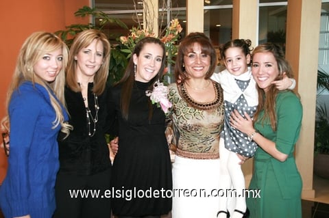 04122009 Mónica Alarcón de Cruz en su fiesta de canastilla ofrecida por Victoria Motica de la Cruz, le acompañan Adriana Ávalos, Adriana Alarcón, Mariana Alarcón y María Sofía Cruz Alarcón.