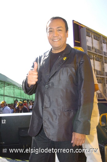 04122009 El cantante Carlos Cuevas estuvo presente en la inauguración.