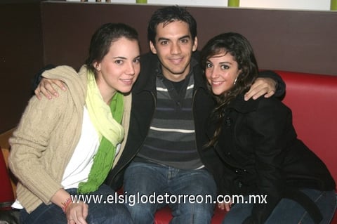 04122009 Luisa Chaman, Óscar González y SofíaGonzález.