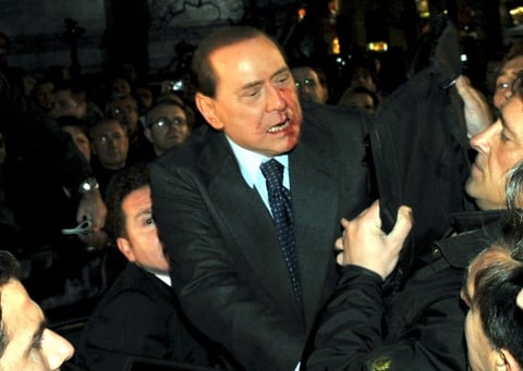Según testigos citados por la televisora SkyTg24, en un primer momento Berlusconi estuvo a punto de desmayarse, y con el labio sangrante fue introducido a un automóvil por sus guardaespaldas, desde el cual, con la cara sangrante, se despidió de sus seguidores.