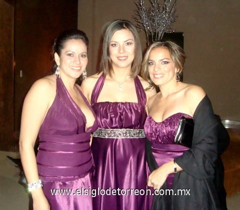 14122009 Inglaterra Esparza, Martha Cisneros y Paty Acosta.