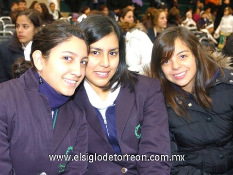 12122009 Amalia, Daniela y Anilú.