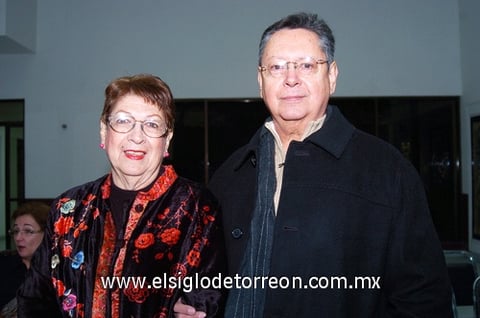 09122009 Disfrutan. Jorge Darwich, Víctor Campos, Aurorita de Suárez y José Suárez.