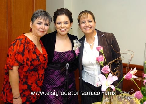 10122009 La feliz novia junto a su mamá, Sra. Ana María Soto de Sánchez y su futura suegra, Sra. Josefina Navejas de Borrego.
