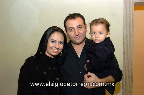 09122009 Belinda Castillo, César Márquez y el pequeño César Márquez Castillo.