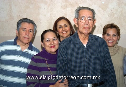 09122009 Monseñor Francisco Castillo en su aniversario sacerdotal fue festejado por un grupo de amigos. Luce junto a Isidro Soto, Sara María, Beatriz y Rosa María Huerta.