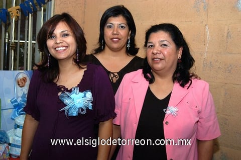 10122009 El día de su fiesta de canastilla, Jéssica Nohemí Chávez Herrada lució acompañada de Gabriela y María Guadalupe Herrada.