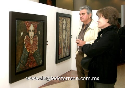 14122009 Algunos de los asistentes que admiraron la obra de Mónica Fernández.