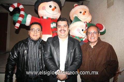 12122009 Raúl, Édgar y Mario.