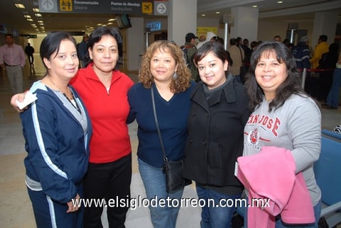 09122009 Se despiden. Gabriela González partió a Arizona y Teresa Harley, Yaneth González y Sara Burnsse fueron con destino a Washington.