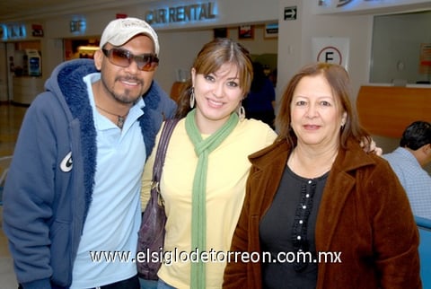 14122009 A vacacionar. María del Socorro Pérez y Karime Tello se fueron a Sacramento, California y fueron despedidas por Fernando Aguilera.