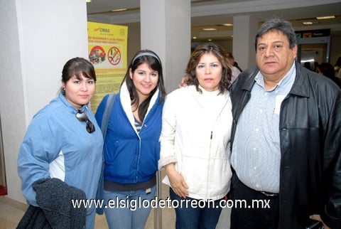 14122009 Lo despiden. Dante Cardona realizó un viaje de negocios y fue despedido por María Guadalupe de Cardona, Ale y Cristy Cardona.