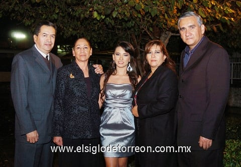 13122009 La guapa cumpleañera en compañía de sus padrinos: Ing. Alberto Alvarado y Lic. Guillermina Martínez de Alvarado y sus padres, Lic. Juan José Álvarez Rodríguez y Lic. Norma Morales de Álvarez.