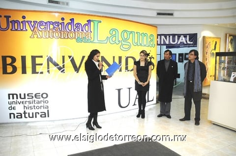 11122009 Momentos en que se dio la inauguración de la muestra fotográfica montada por alumnos de la UAL en Galerías Laguna.