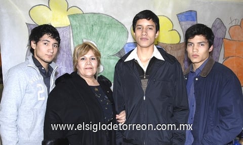 13122009 El festejado en compañía de sus hermanos, Abelardo y Guillermo; así como su mamá, Sra. Guillermina Ulloa.- Ramón Sotomayor Fotografía