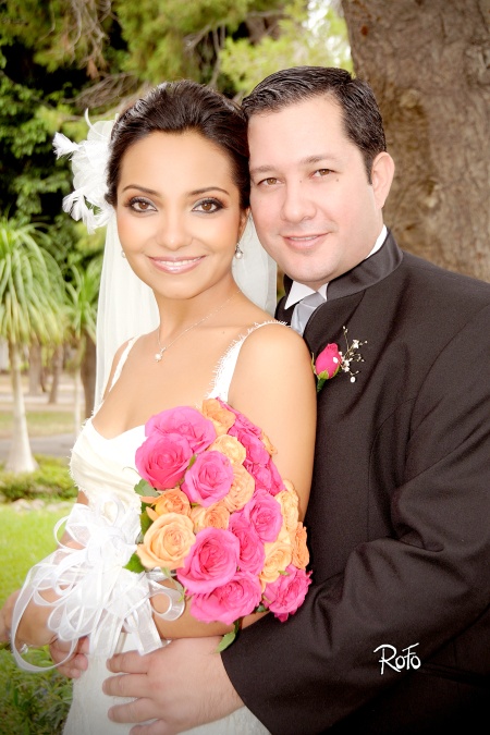 Contrajeron sagrado matrimonio en la parroquia Los Ángeles, Dra. Julieta Saldaña Martínez e Ing. Roberto Soto Rodríguez, el 17 de octubre de 2009, en punto de las 13:00 horas. 

Rofo Fotografía