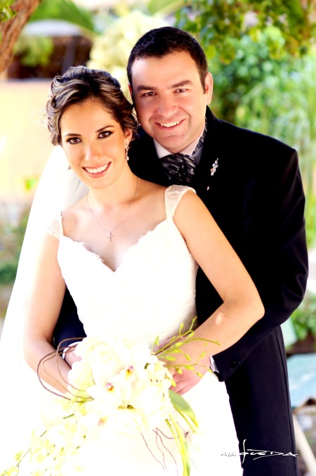 Srita. Alejandra Aguilar Vilardell y Sr. Carlos Salmón Garza, unieron sus vidas en matrimonio en la parroquia Los Ángeles, el diez de octubre de 2009 a las 20:30 horas. 

Maqueda Fotografía