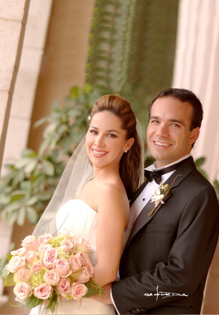 29112009 En la parroquia Los Ángeles contrajeron matrimonio, Srita. Alejandra Barraza Madero y Sr. Kerim Oezkaragil, el 17 de octubre de 2009, a las 20:30 horas. 

Maqueda Fotografía