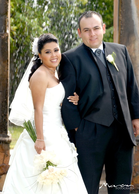 Unieron sus vidas en sagrado matrimonio, Srita. Jeannie Escajeda Bravo y Sr. Jorge Ernesto Martínez Medina, en la parroquia de Los Ángeles, el 19 de septiembre de 2009, en punto de las 17:45 horas. 

Estudio Morán