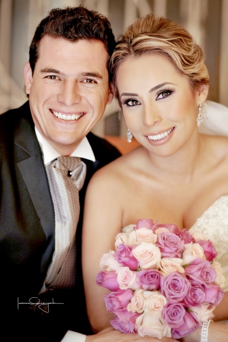 Lic. Larissa Yesbel Sánchez Valero unió su vida a la del Lic. Carlos Adrián Atilano Guerrero, en la iglesia de Santo Cristo, el 17 de octubre de 2009, en punto de las 20:00 horas. 

Estudio Laura Grageda