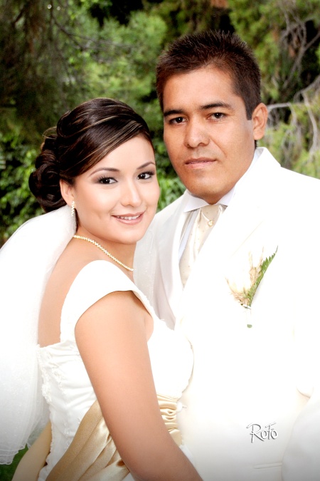 Unieron sus vidas en matrimonio, Srita. Flor Edén Fuentes Lara e Ing. Rosendo Aguirre Núñez, en el Casino Complejo Los Sauces, el sábado 17 de octubre de 2009, a las 20:30 horas. 

Rofo Fotografía