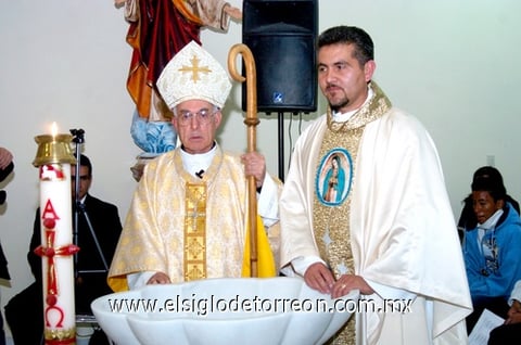 13122009 Sr. Obispo Monseñor José Guadalupe Galván Galindo junto al párroco José Jaime de León Romero celebraron la eucaristía.